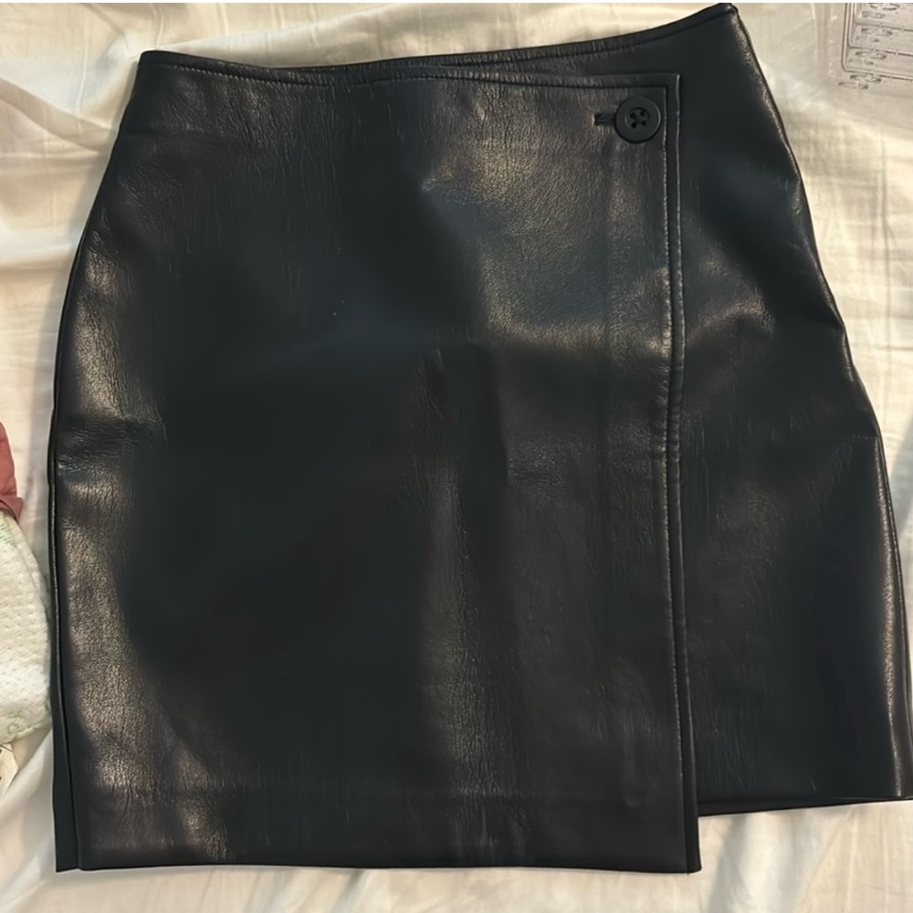Babaton vegan leather skirt size 00 nwot